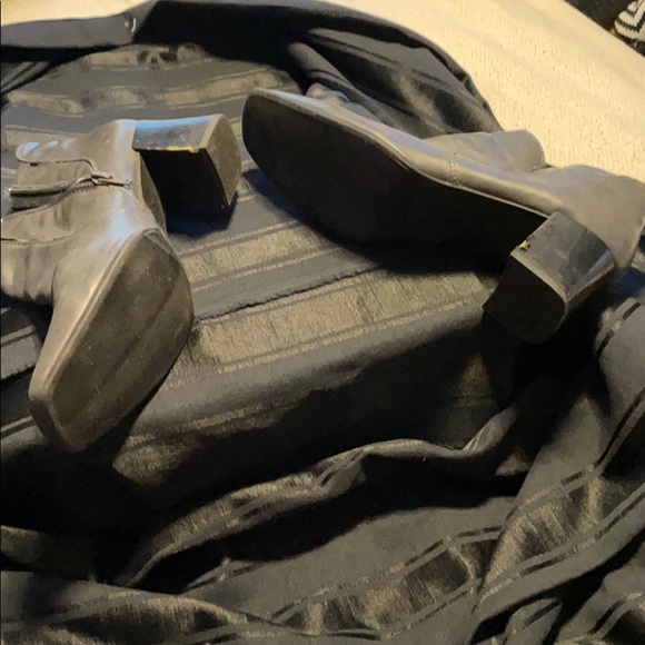 Low heeled gray booties - Picture 2 of 5